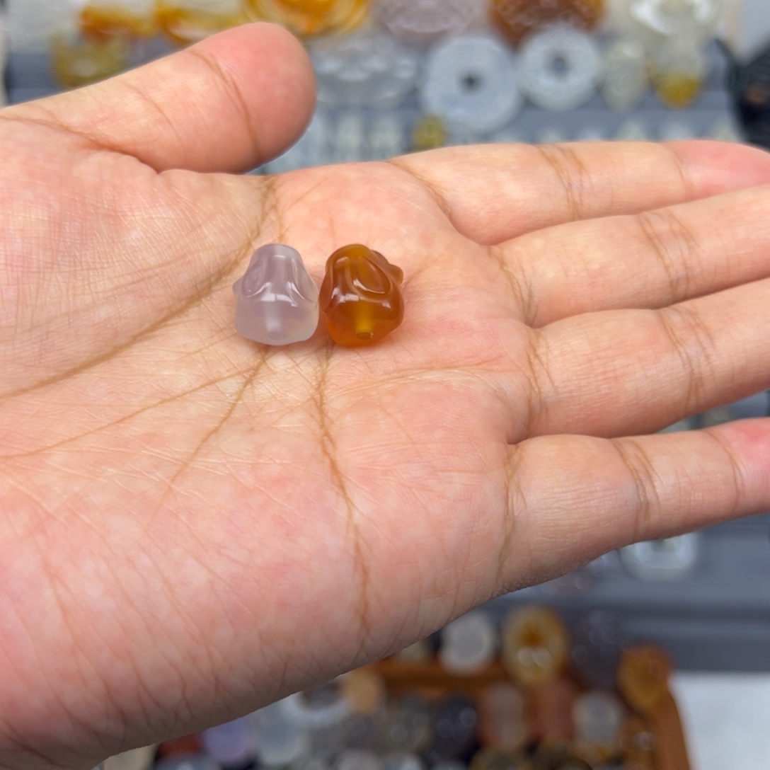 A***霞玛瑙/玉髓未镶嵌颈饰兔子2个