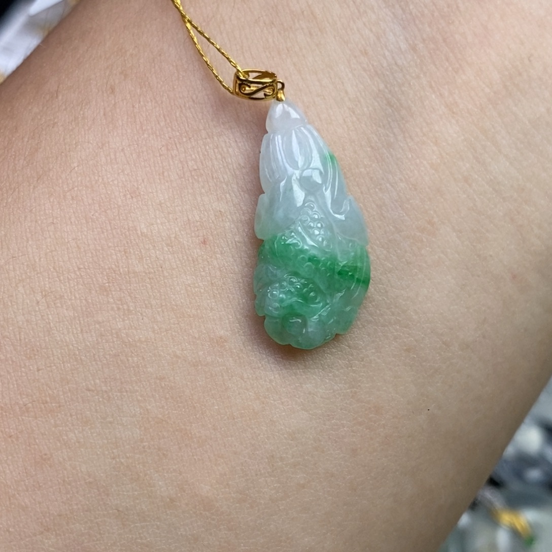 颈饰18K金镶嵌翡翠白菜