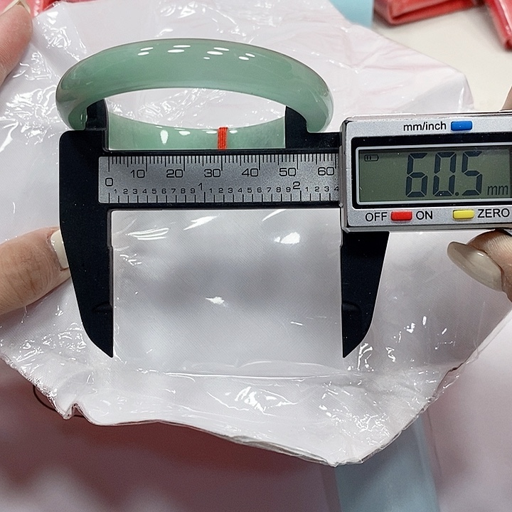 翡翠手镯未镶嵌35。 