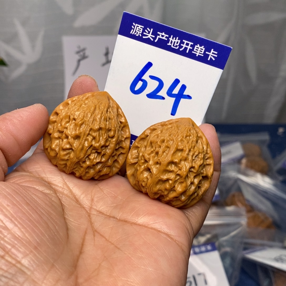 文玩核桃把件35金牛