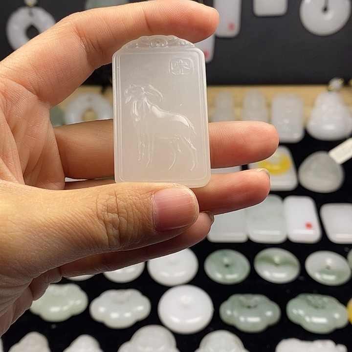 石英质玉颈饰未镶嵌月***明