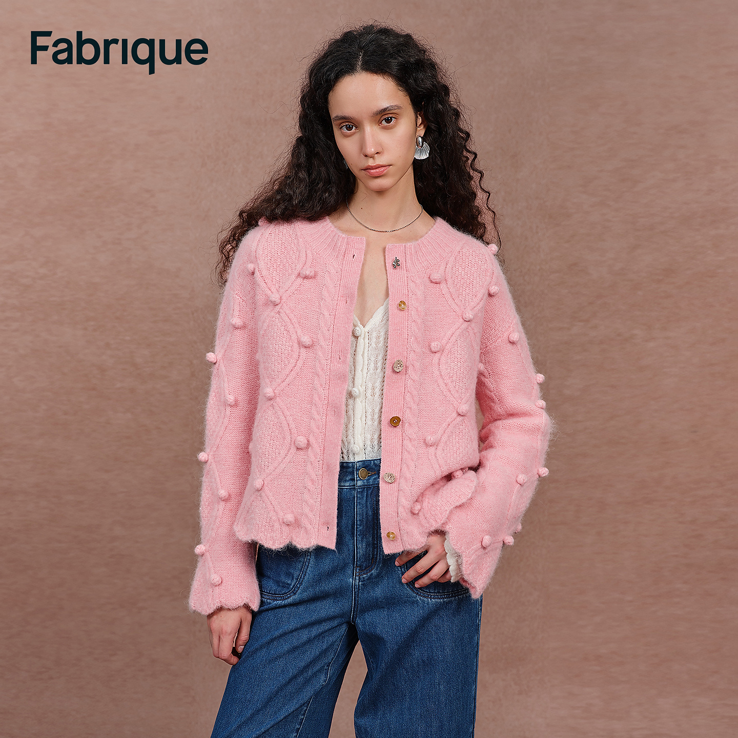 Fabrique Cassie 莓果粉绵羊毛羊驼毛绒球绞花圆领法式针织开衫