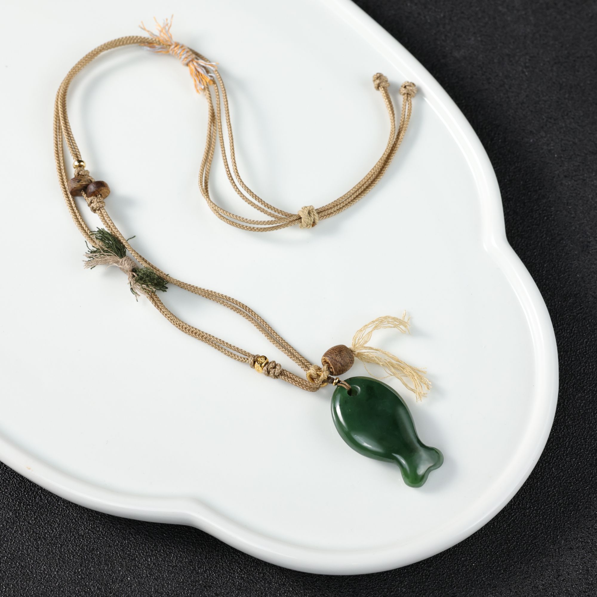 沉香沉香和田玉小鱼配石沉香吊坠