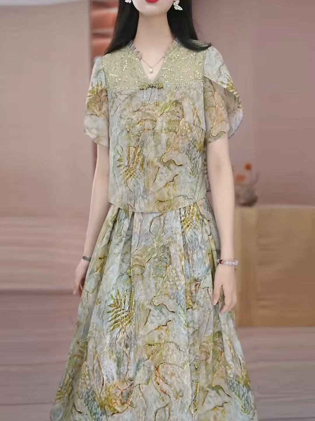 X0605 2025夏季新款气质连衣裙女显瘦时尚减龄遮肉V领连衣裙