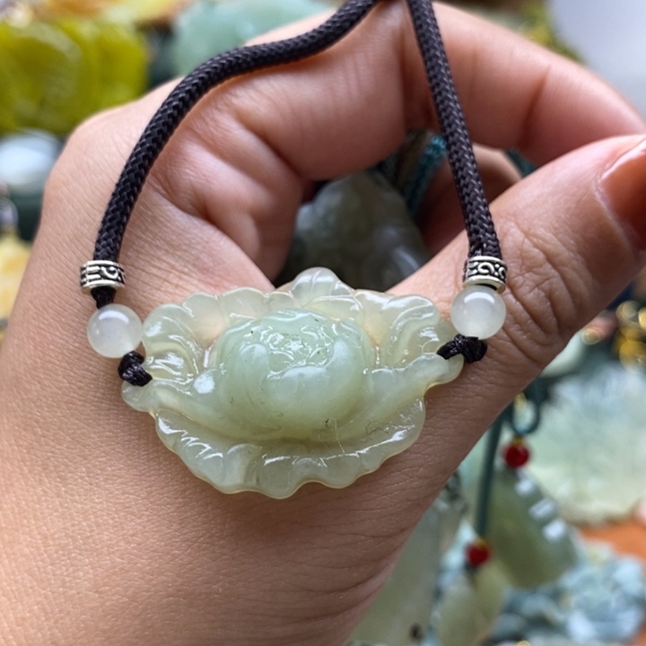 蛇纹石玉未镶嵌颈饰