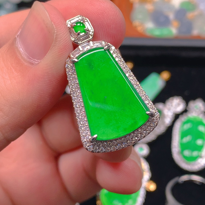 翡翠未镶嵌颈饰无事牌