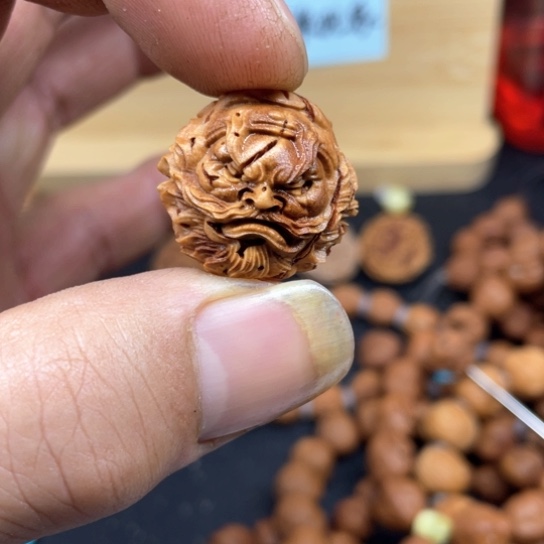 Q**.桃核雕刻钟馗单粒