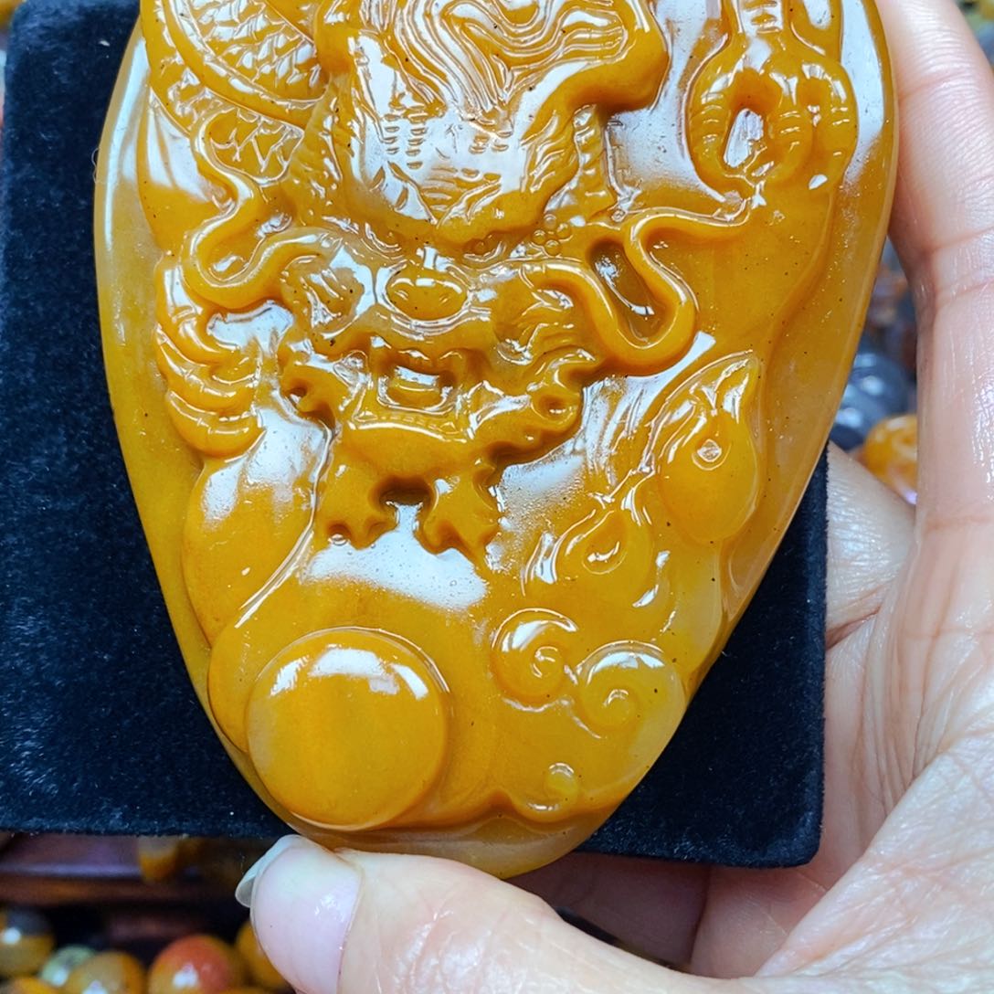 未镶嵌石英质玉（黄龙玉）颈饰