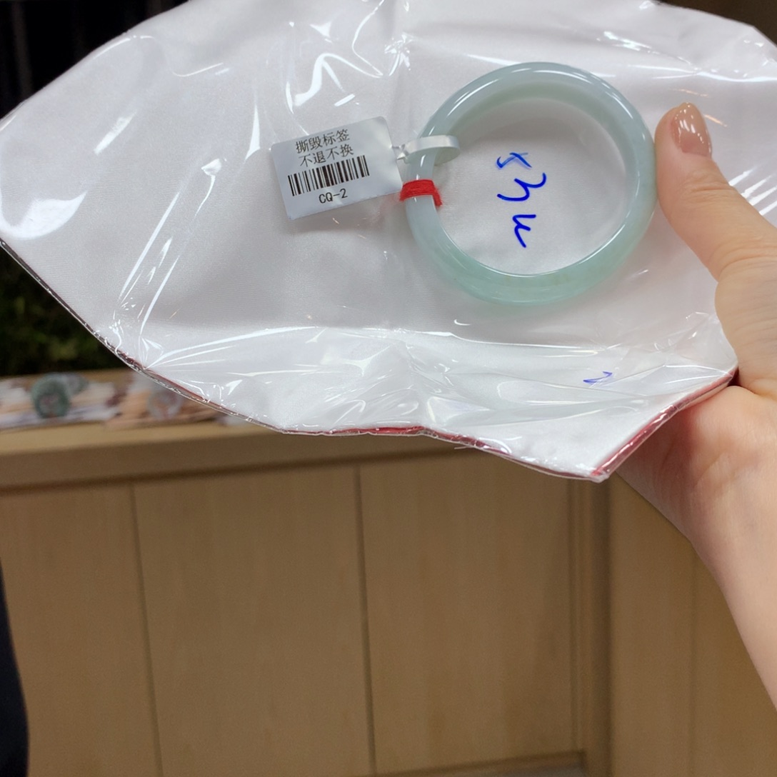 翡翠手镯未镶嵌不退不换