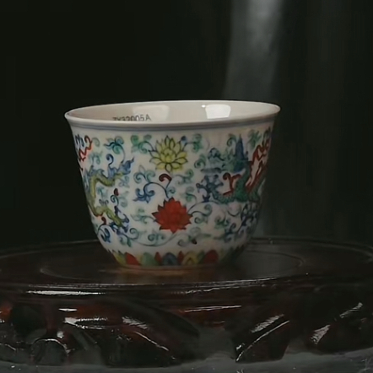 M斗彩龙穿莲纹杯