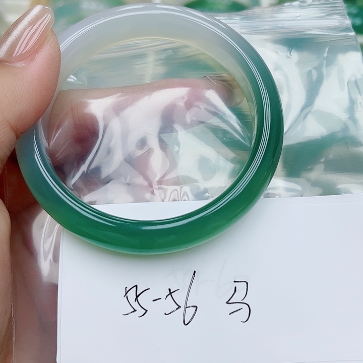 玛瑙/玉髓手镯未镶嵌马****?