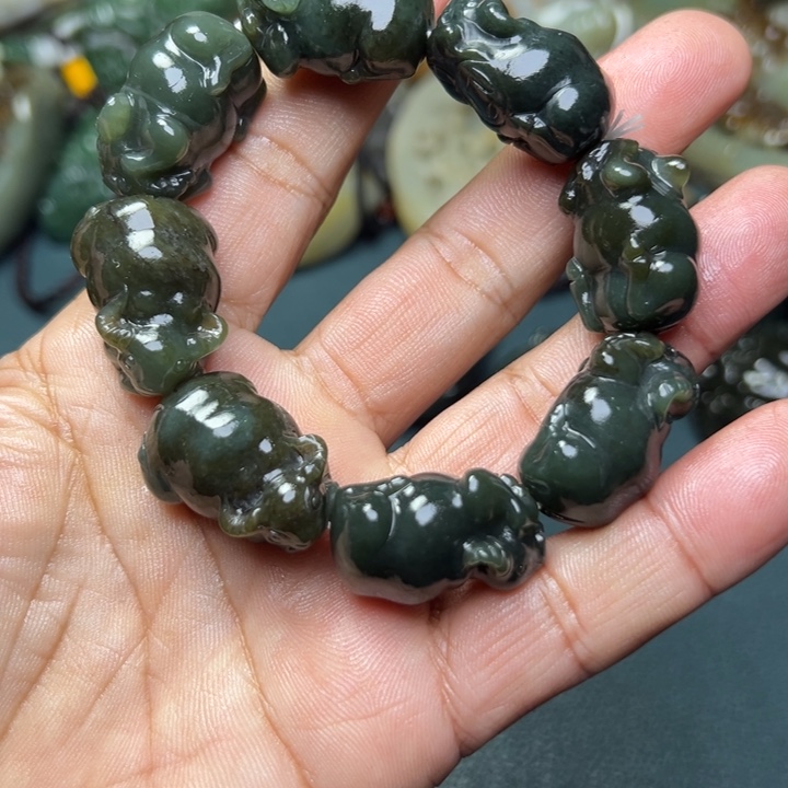 和田玉未镶嵌把件