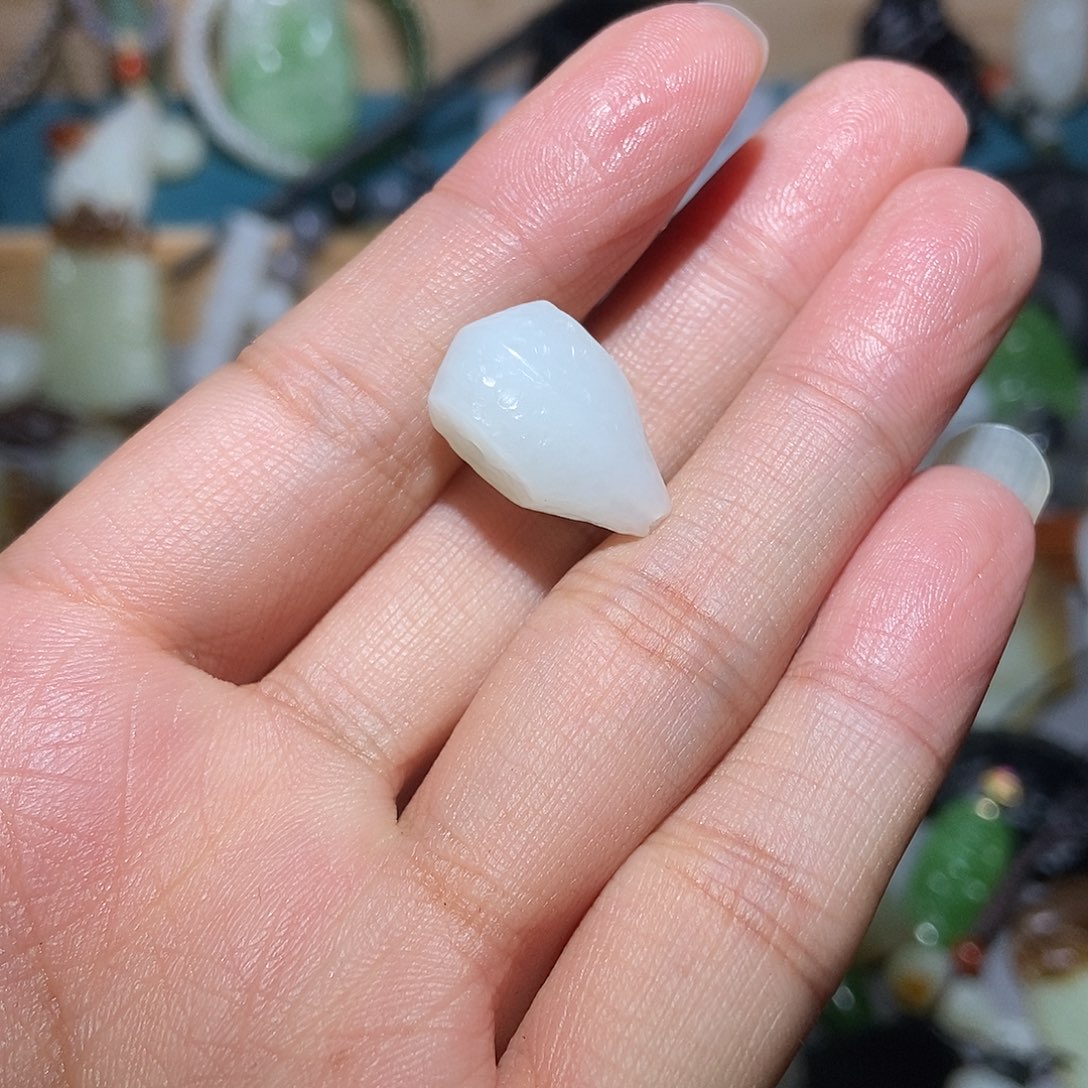 和田玉颈饰未镶嵌文*