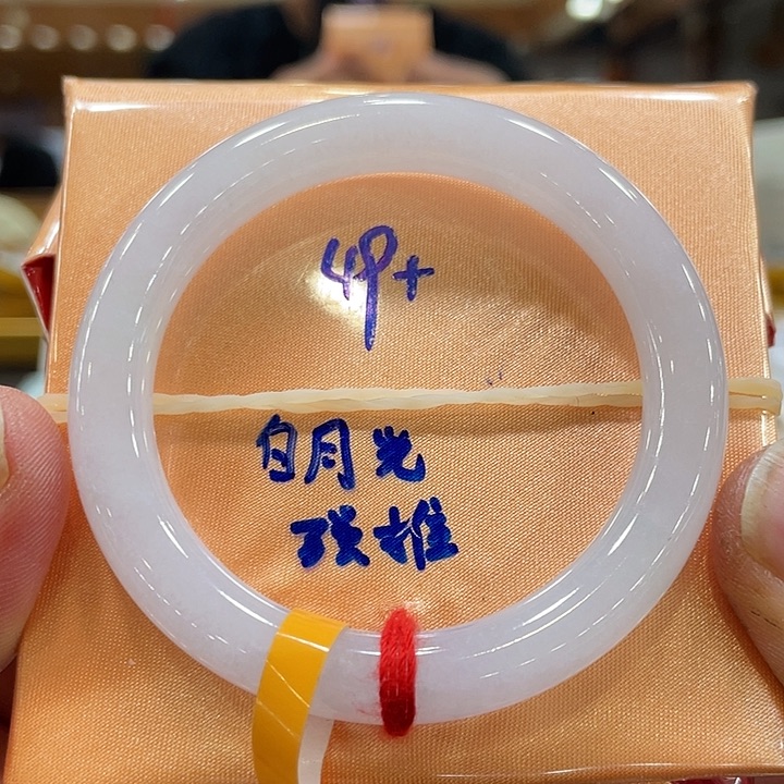 翡翠手镯未镶嵌翡翠