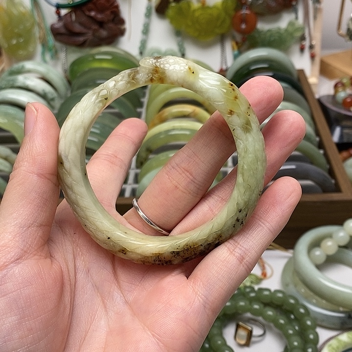 蛇纹石玉手镯未镶嵌