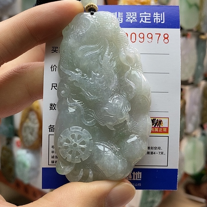 翡翠颈饰未镶嵌龙牌