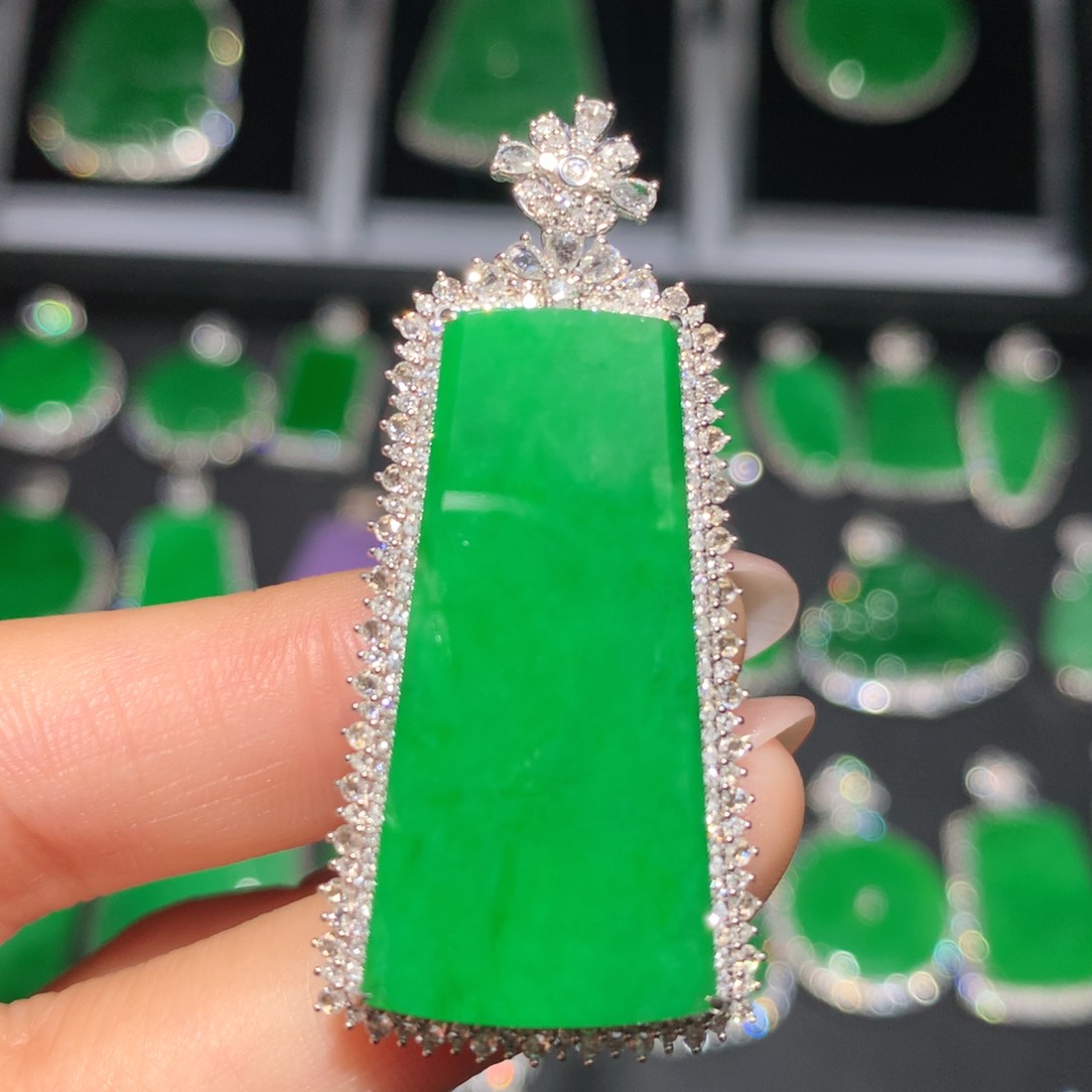 翡翠颈饰18K金镶嵌翡翠