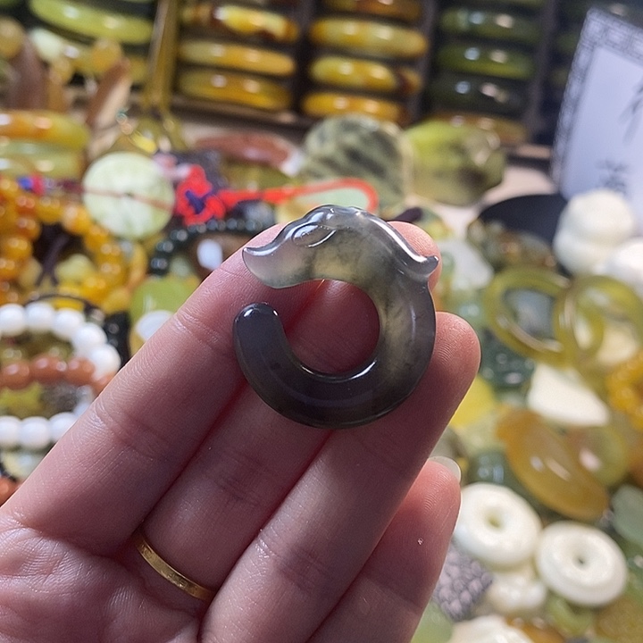 蛇纹石玉未镶嵌颈饰