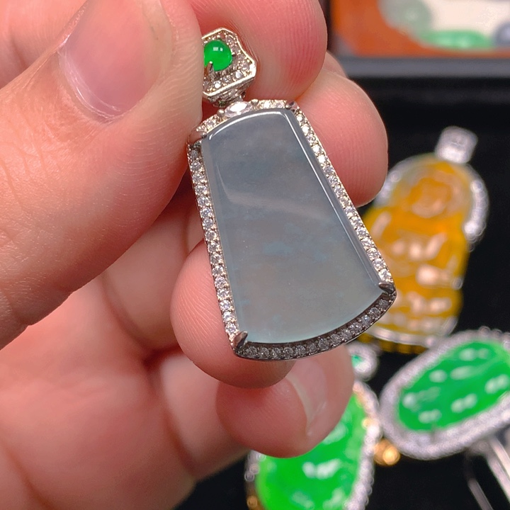 翡翠未镶嵌颈饰无事牌