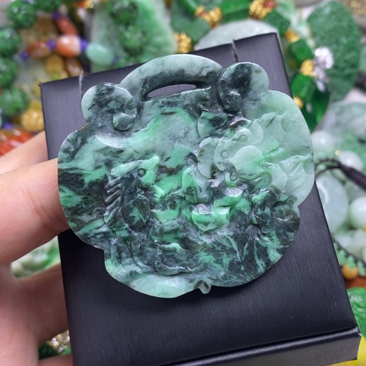 翡翠未镶嵌吊坠(赠链)
