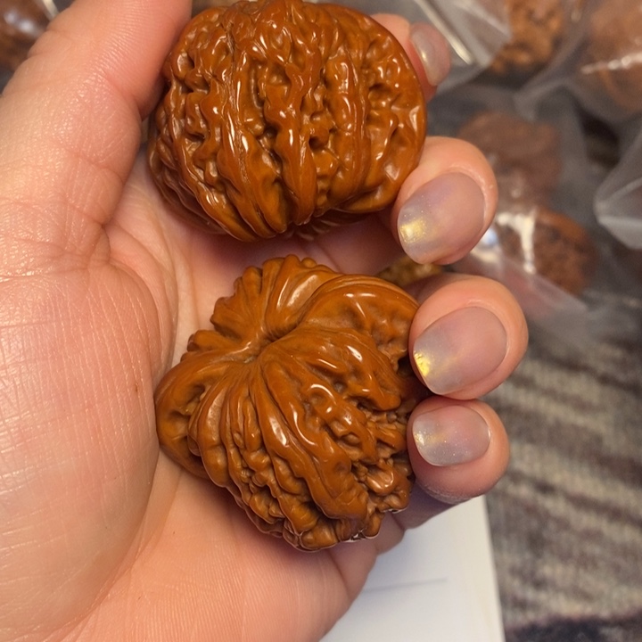 蛋***伤文玩核桃把件         