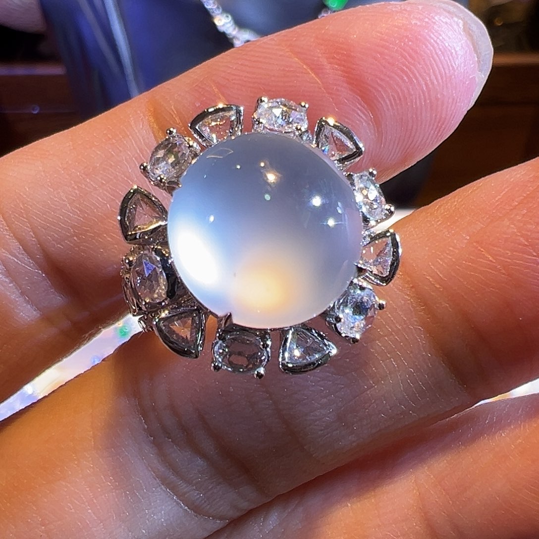 翡翠戒指18K金镶嵌玻璃种起钢光蛋面