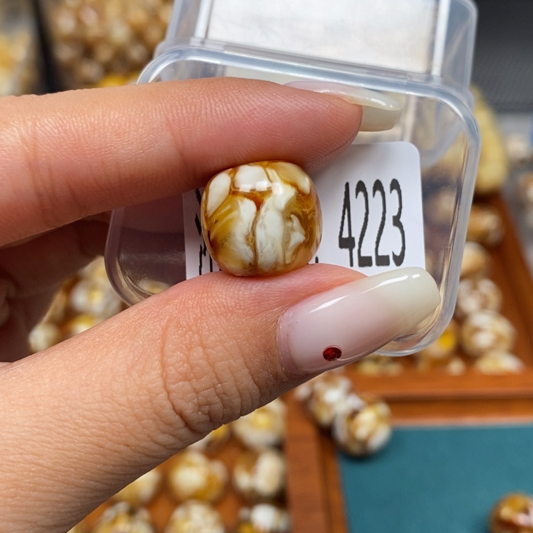 蜜蜡未镶嵌珠宝奇石4223