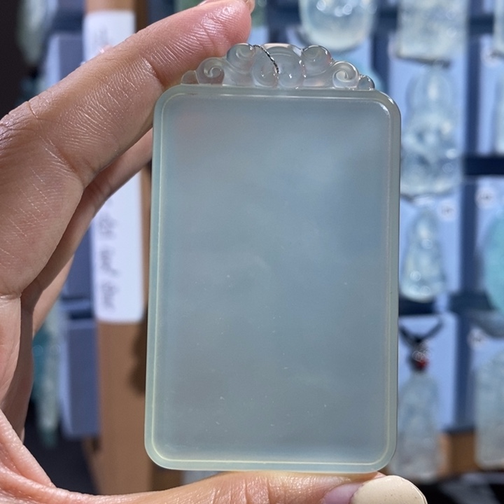 躺***会岫玉未镶嵌颈饰吊坠