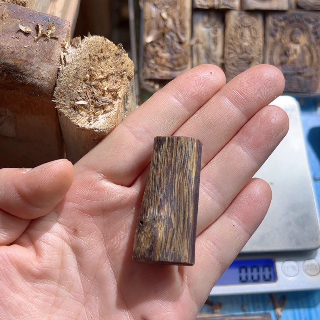 沉香吊坠乌身素牌6.5克