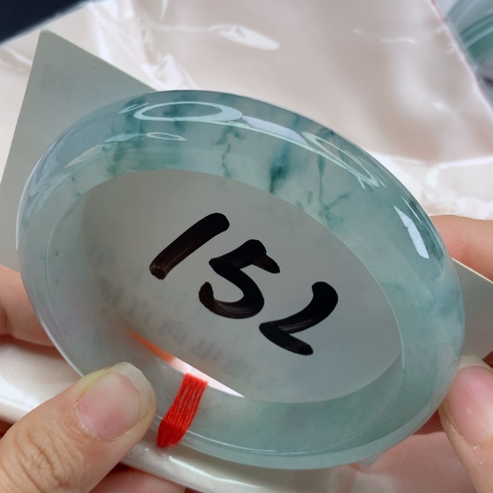 翡翠手镯未镶嵌冰飘花