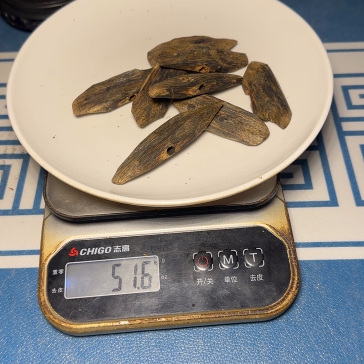 坤***香榧木海南透顶绿沉水浮块料50克