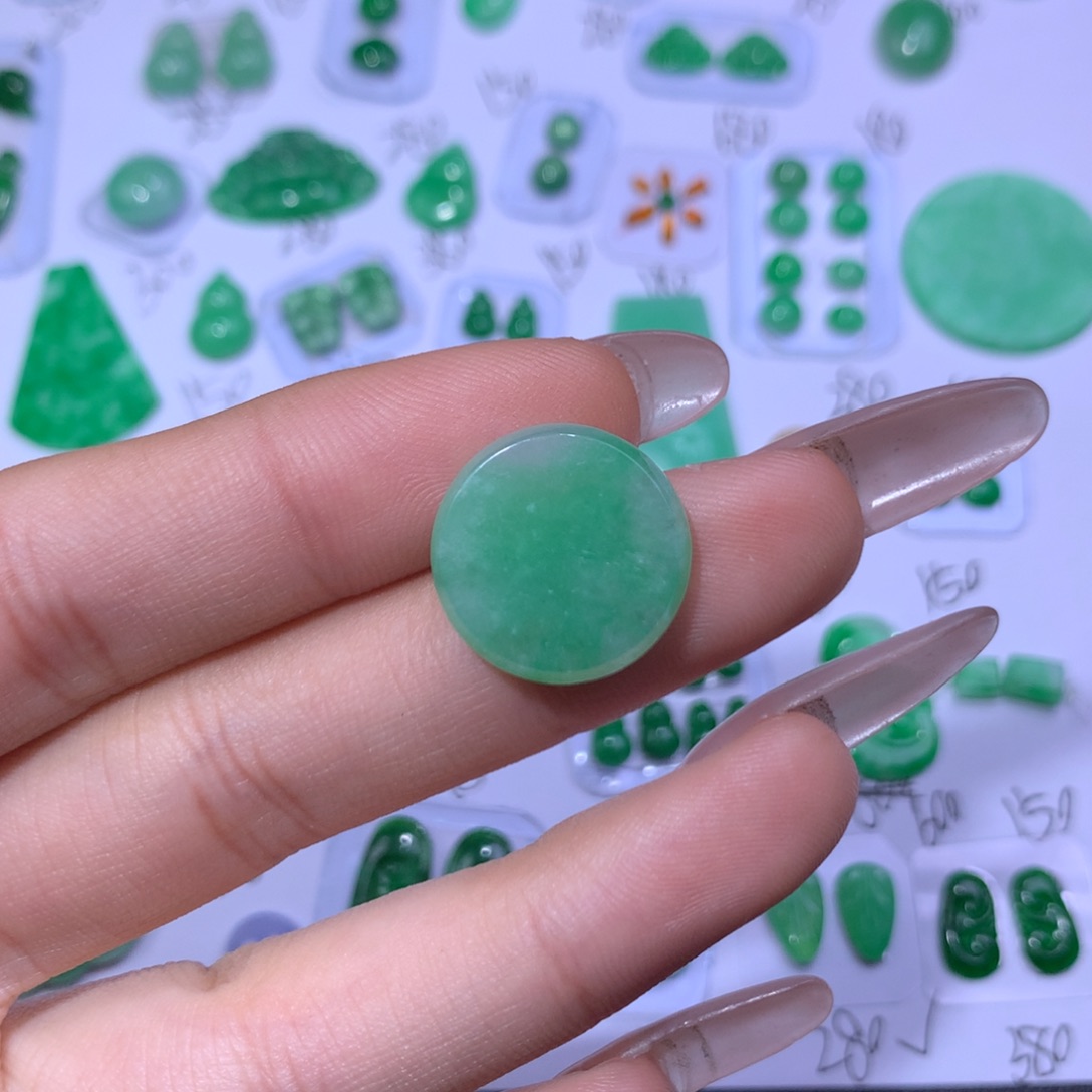 翡翠未镶嵌颈饰圆牌