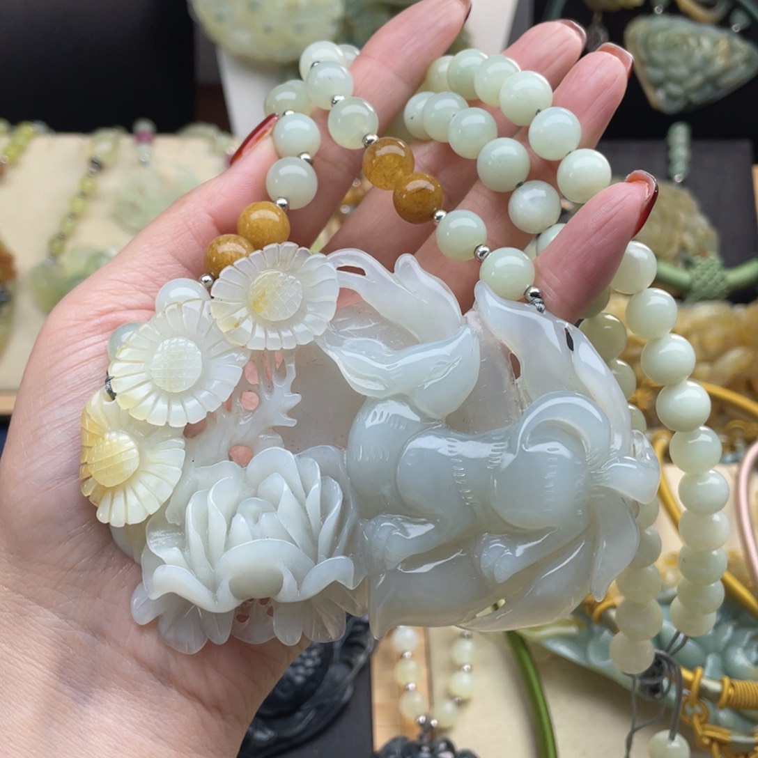 蛇纹石玉颈饰未镶嵌