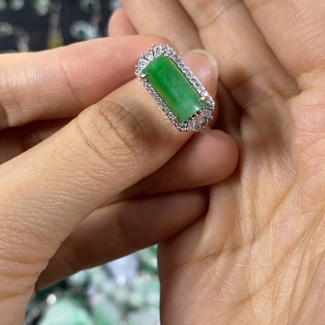 颈饰未镶嵌翡翠?