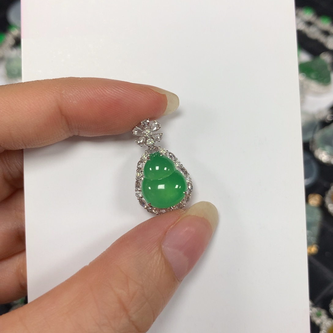 翡翠18K金镶嵌颈饰绿葫芦