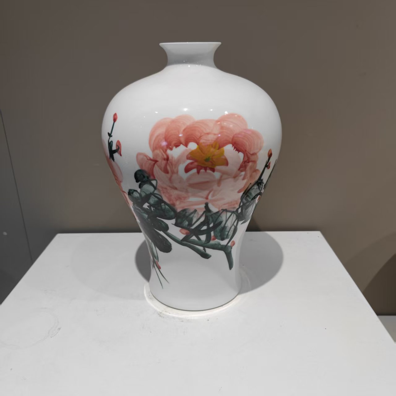 景德镇陶瓷花瓶釉上彩手绘牡丹花开富贵梅瓶