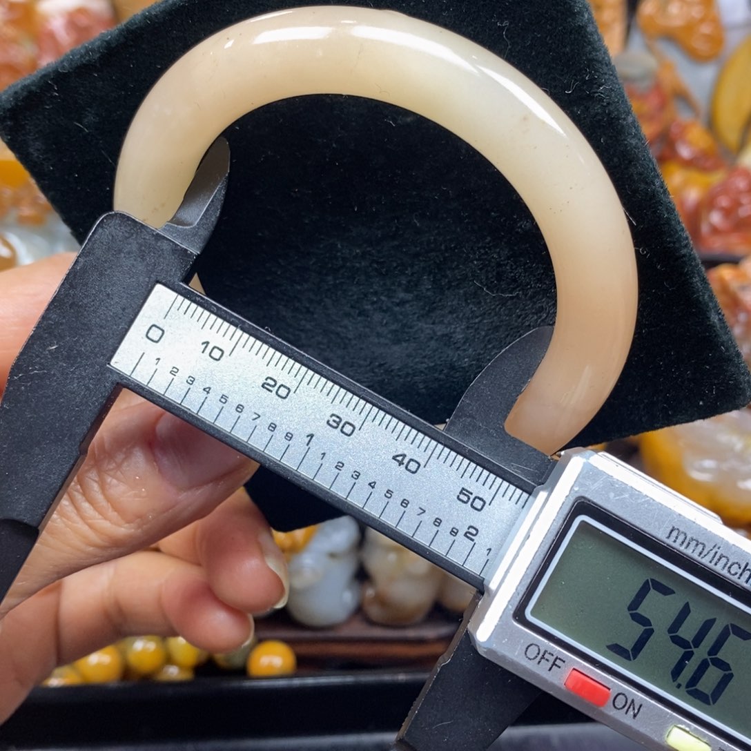 未镶嵌石英质玉（黄龙玉）颈饰