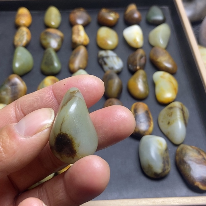 装***马和田玉（糖玉）未镶嵌珠宝奇石
