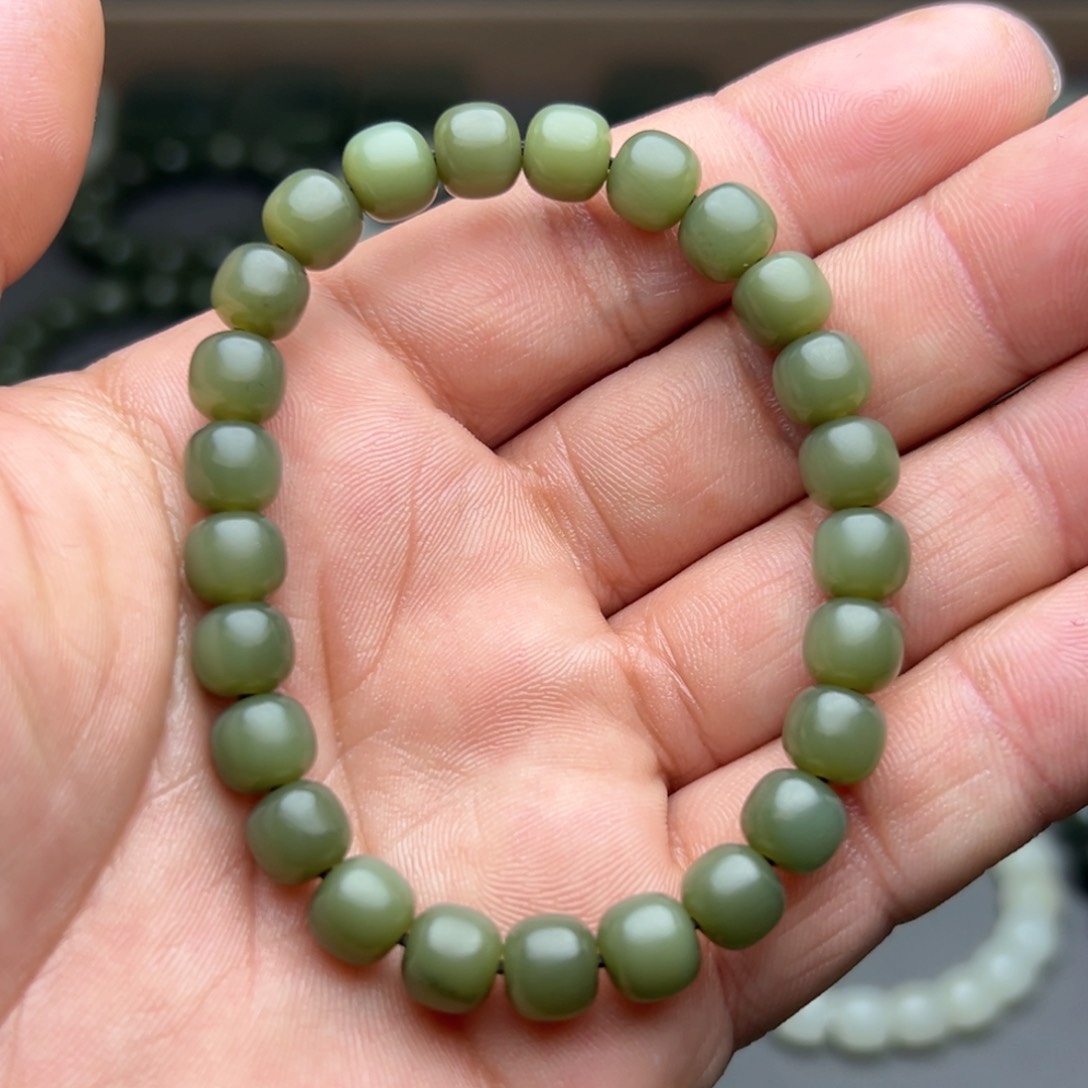 和田玉手链未镶嵌慢*奏沙枣青豆青卡8