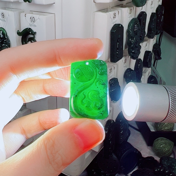 蛇纹石玉颈饰未镶嵌