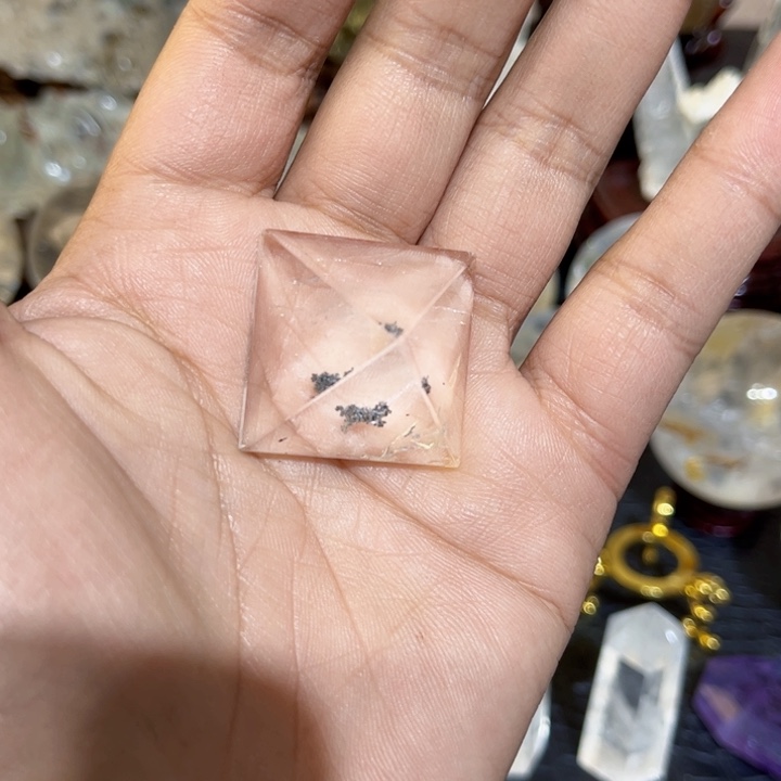 水晶摆件未镶嵌金字塔