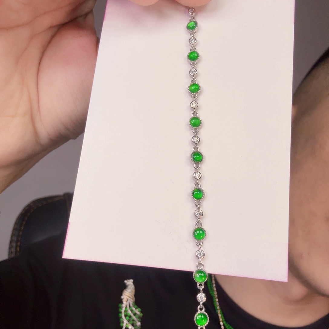 翡翠未镶嵌颈饰一件