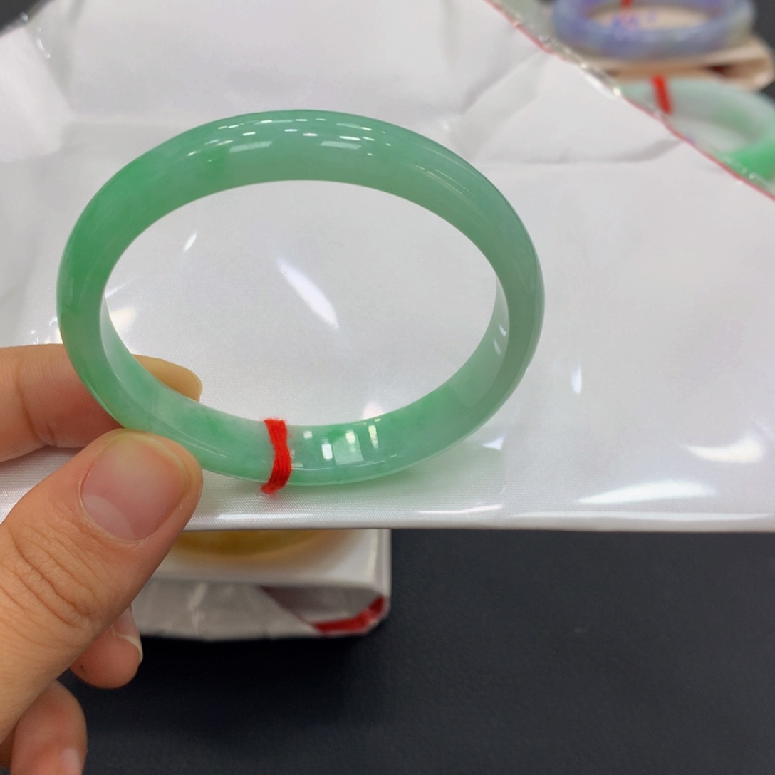 翡翠手镯未镶嵌翡翠