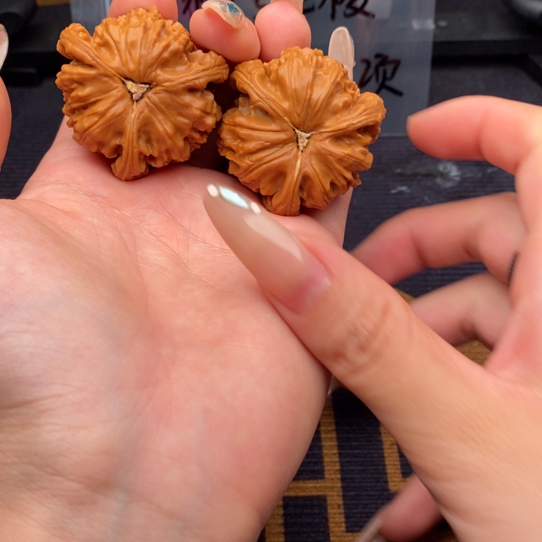 大***鹏吊坠文玩核桃白狮子