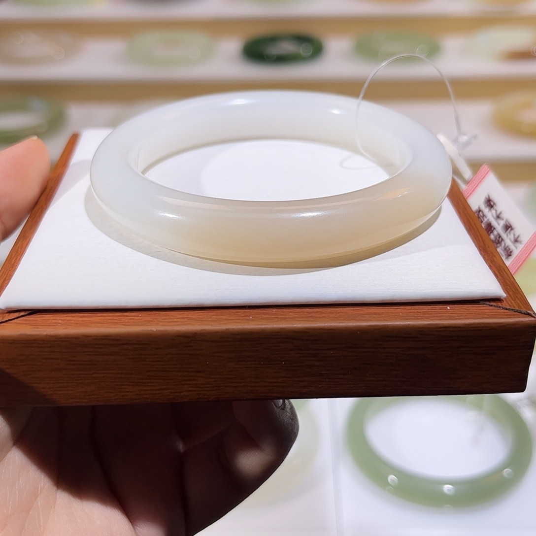 和田玉未镶嵌手镯粉白