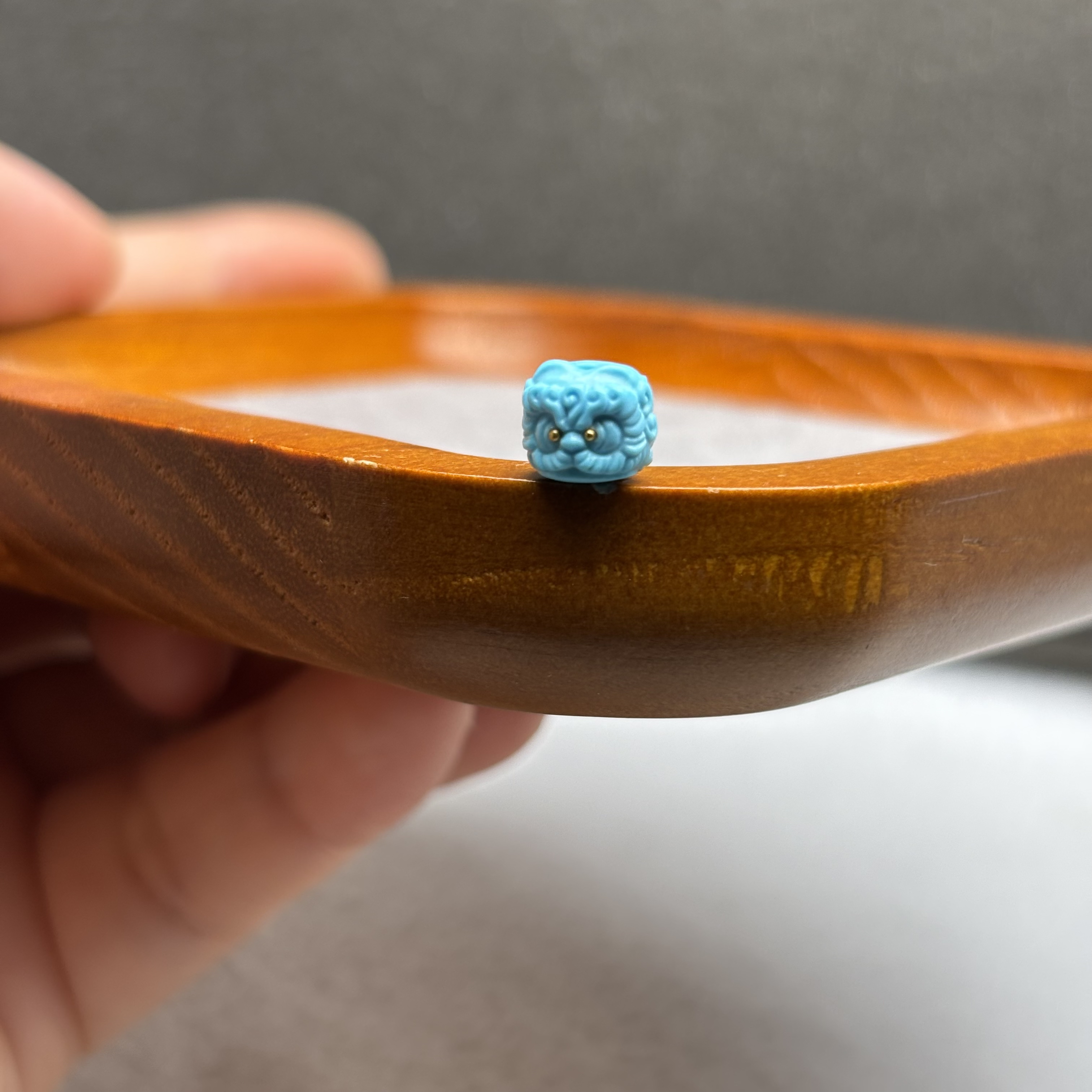 原矿绿松石高瓷蓝精雕醒狮吞金兽