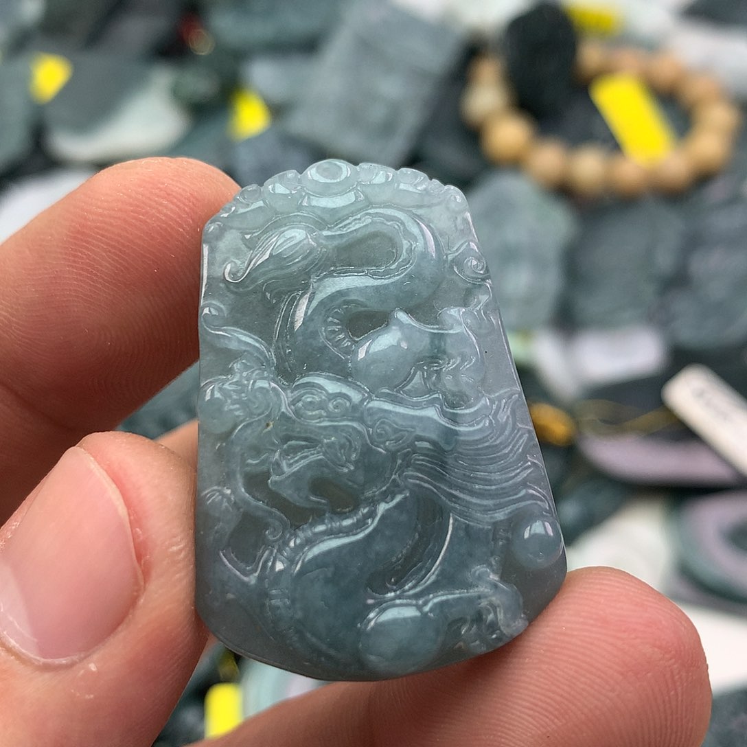 翡翠未镶嵌颈饰龙牌