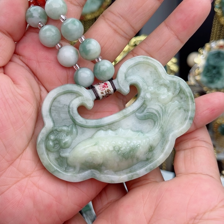 透闪石-蛇纹石玉颈饰未镶嵌