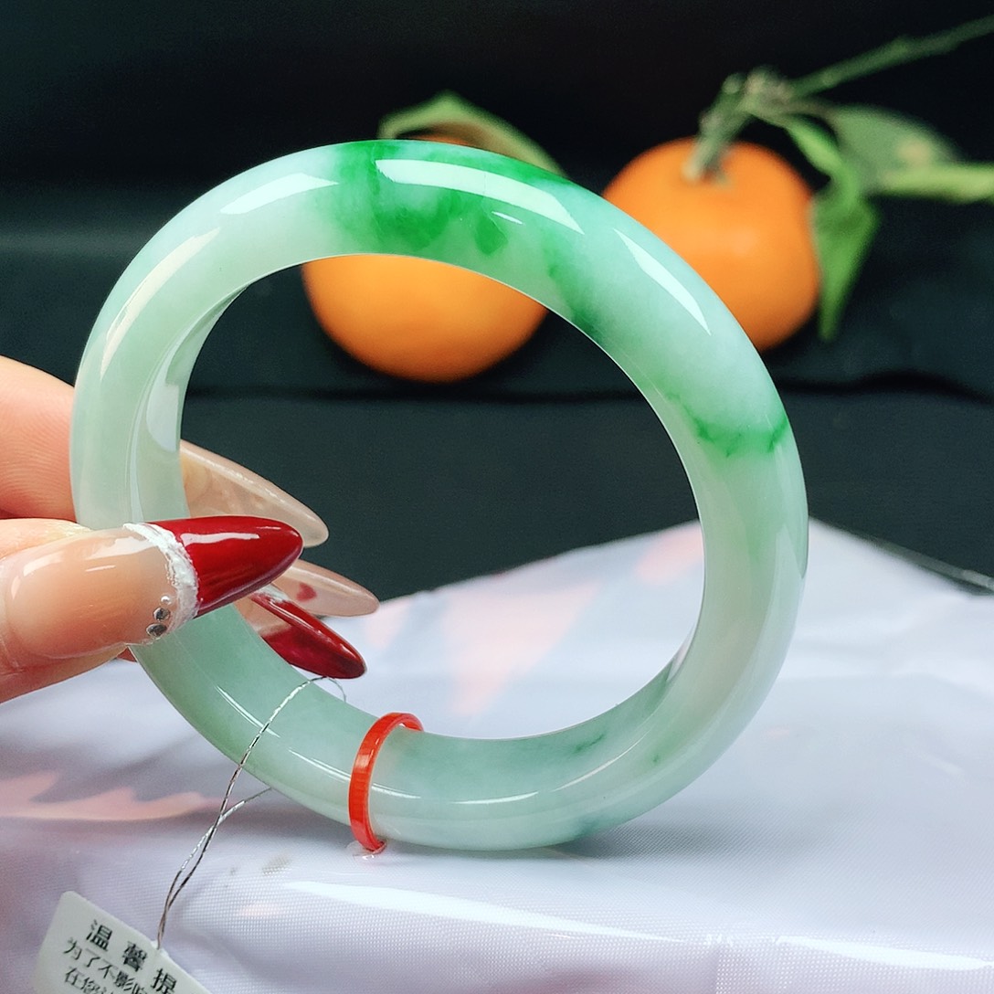 翡翠手镯未镶嵌55圈