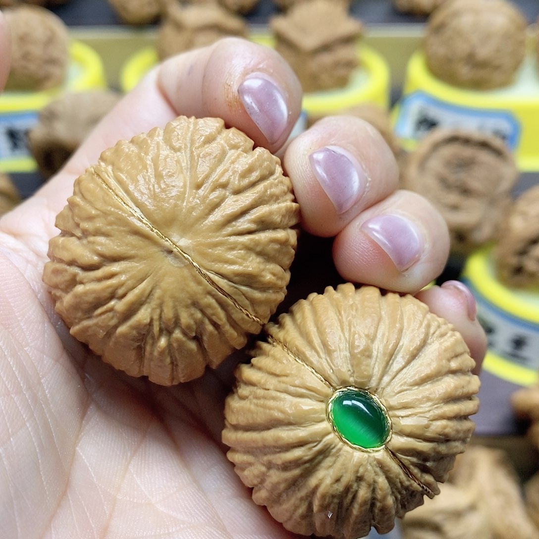 文玩核桃吊坠金丝猴头